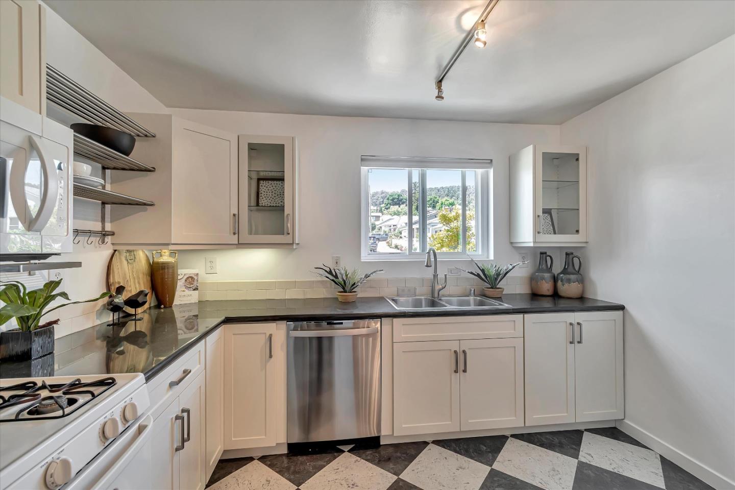 Detail Gallery Image 8 of 29 For 714 Cherry Ave, San Bruno,  CA 94066 - 3 Beds | 2 Baths