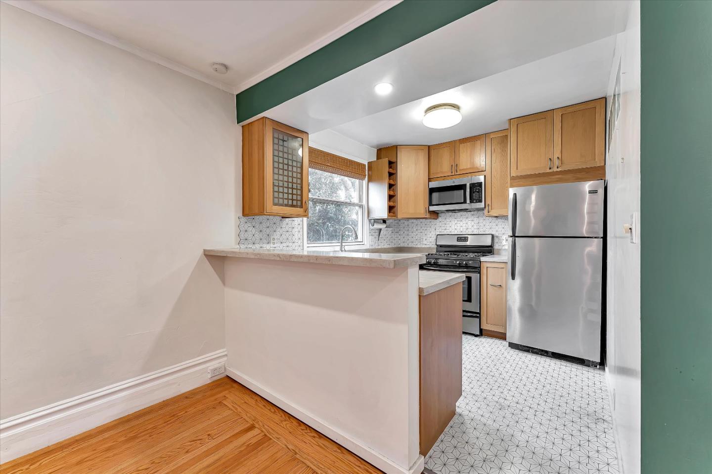 Detail Gallery Image 10 of 17 For 2804 Hillegass Ave #2,  Berkeley,  CA 94705 - 2 Beds | 1 Baths