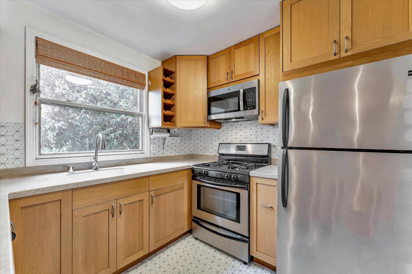 Detail Gallery Image 8 of 17 For 2804 Hillegass Ave #2,  Berkeley,  CA 94705 - 2 Beds | 1 Baths