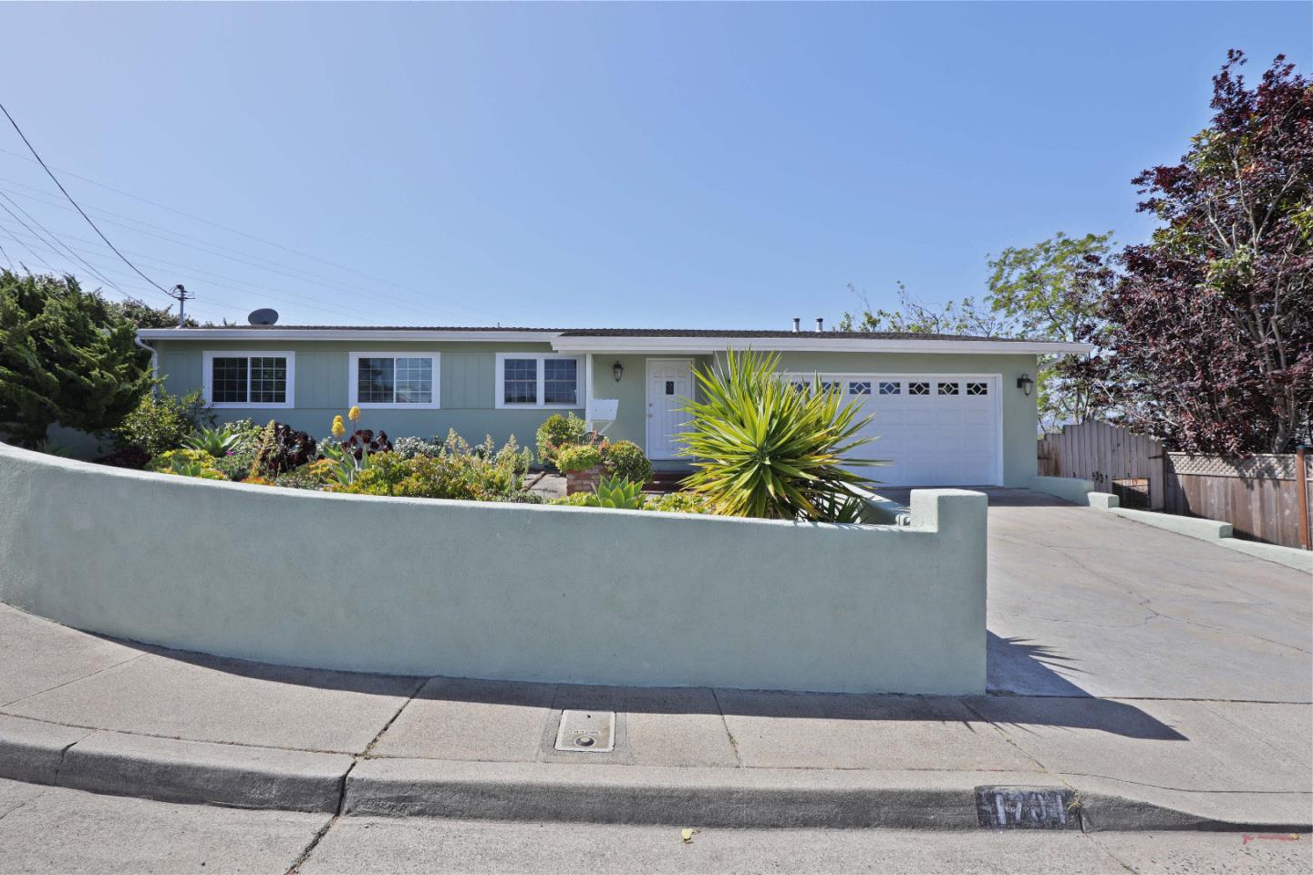 Detail Gallery Image 1 of 1 For 1704 Havana St, Seaside,  CA 93955 - 3 Beds | 2 Baths