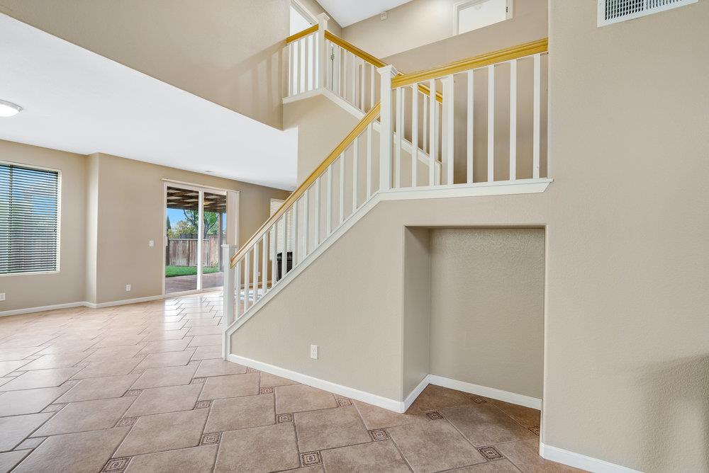 Detail Gallery Image 7 of 55 For 921 Hillock Ct, Hollister,  CA 95023 - 4 Beds | 2/1 Baths