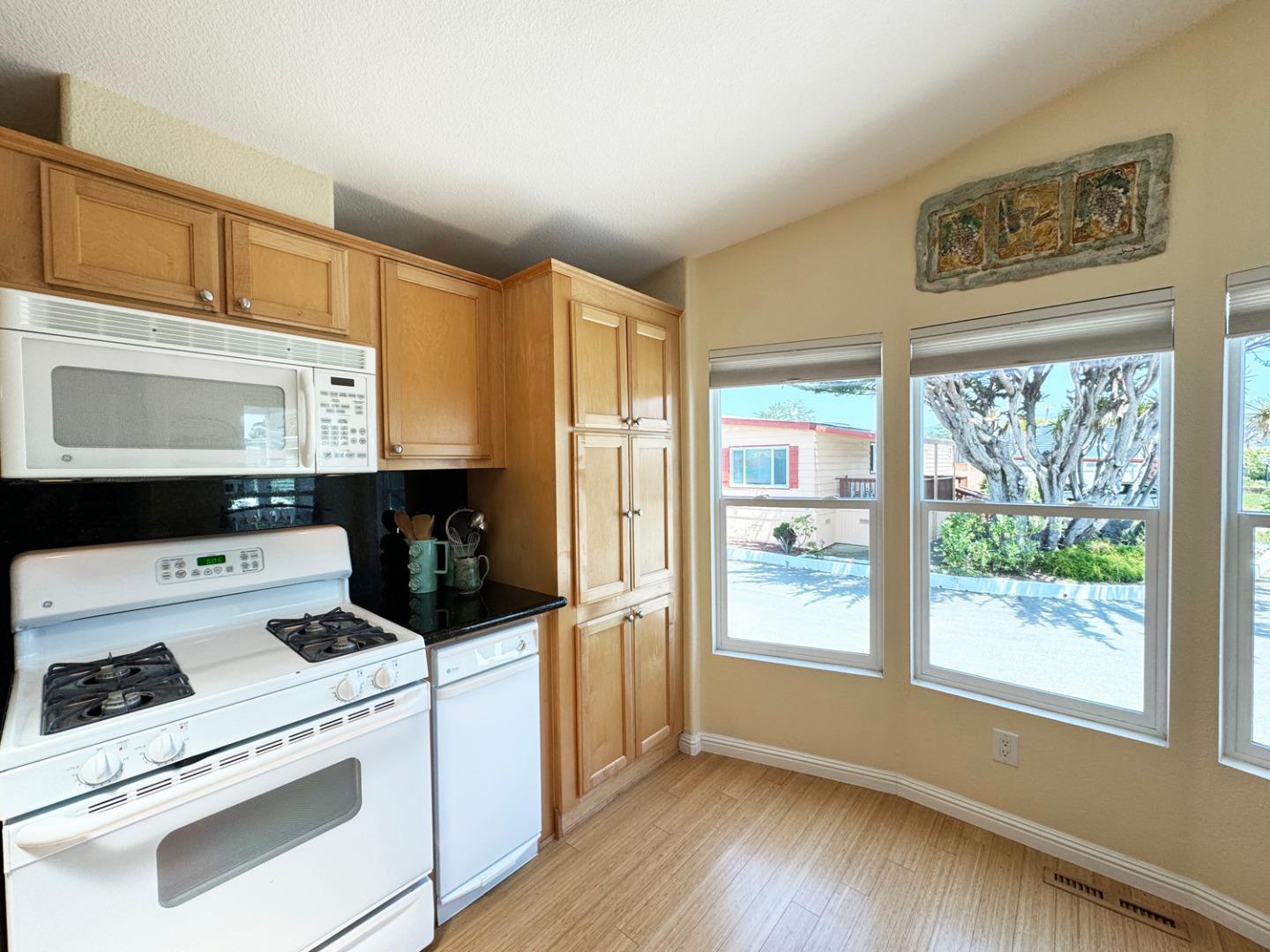 Detail Gallery Image 12 of 37 For 41 Sea Breeze Dr #41,  Half Moon Bay,  CA 94019 - 3 Beds | 2 Baths