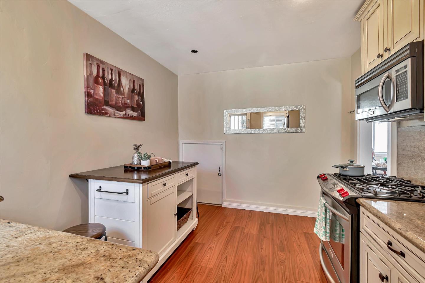 Detail Gallery Image 14 of 32 For 925 Mills Ave, San Bruno,  CA 94066 - 2 Beds | 1 Baths