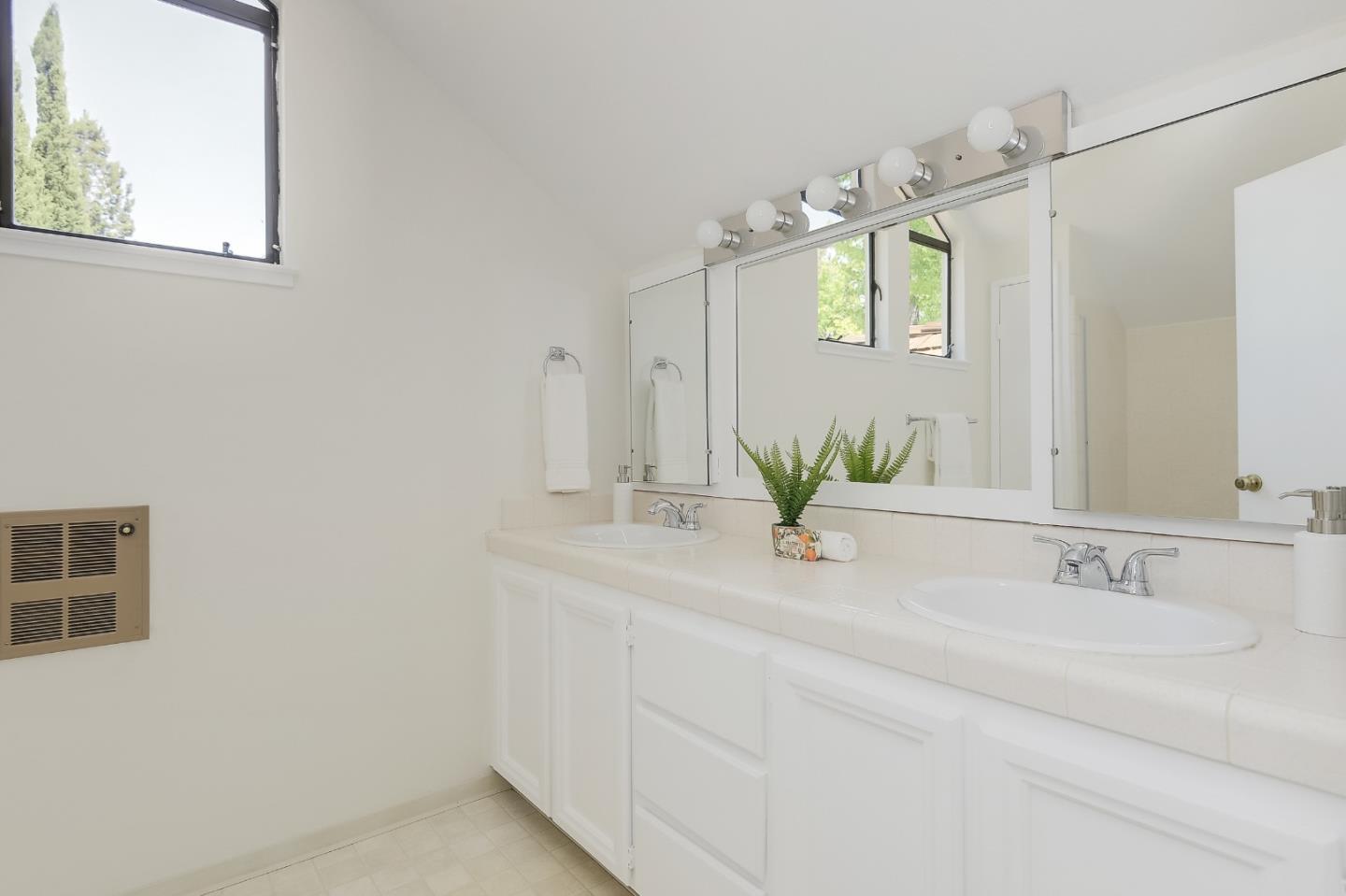 Detail Gallery Image 11 of 23 For 725 Rainbow Dr, Mountain View,  CA 94041 - 3 Beds | 2 Baths