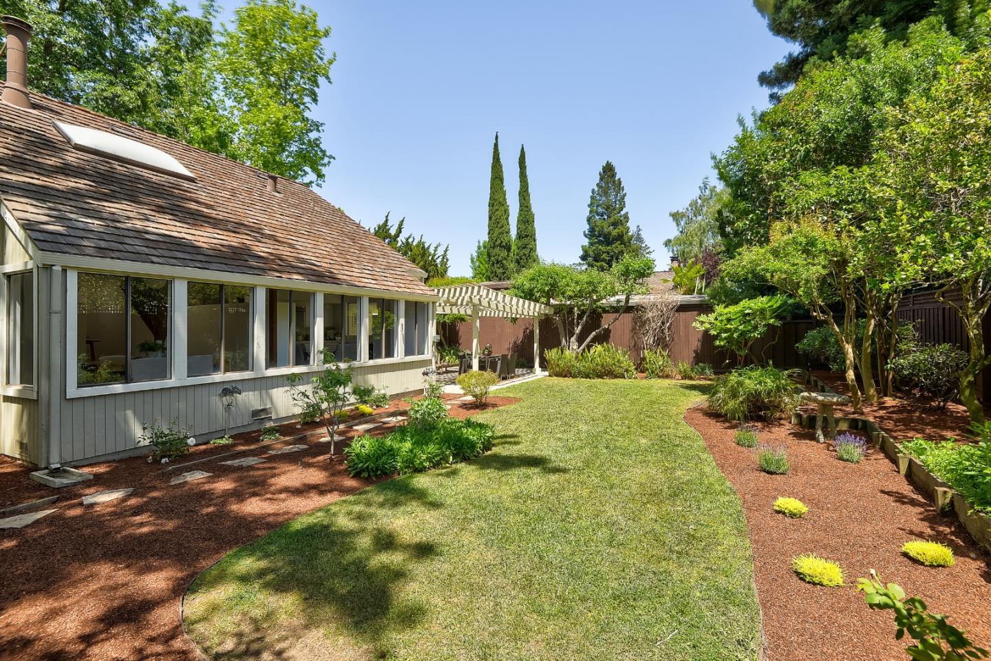 Detail Gallery Image 21 of 23 For 725 Rainbow Dr, Mountain View,  CA 94041 - 3 Beds | 2 Baths