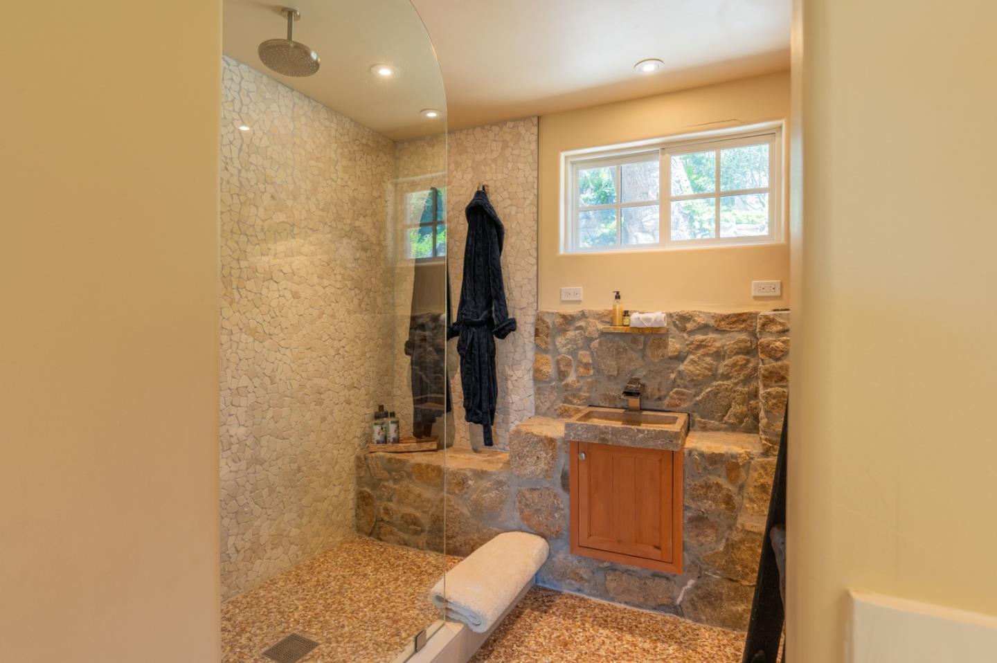Detail Gallery Image 21 of 31 For 151 Highland Dr, Carmel,  CA 93923 - 5 Beds | 5/1 Baths