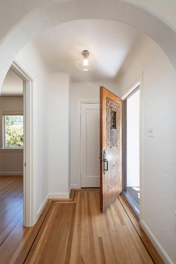 Detail Gallery Image 4 of 22 For 1104 Mills Ave, Burlingame,  CA 94010 - 3 Beds | 2 Baths