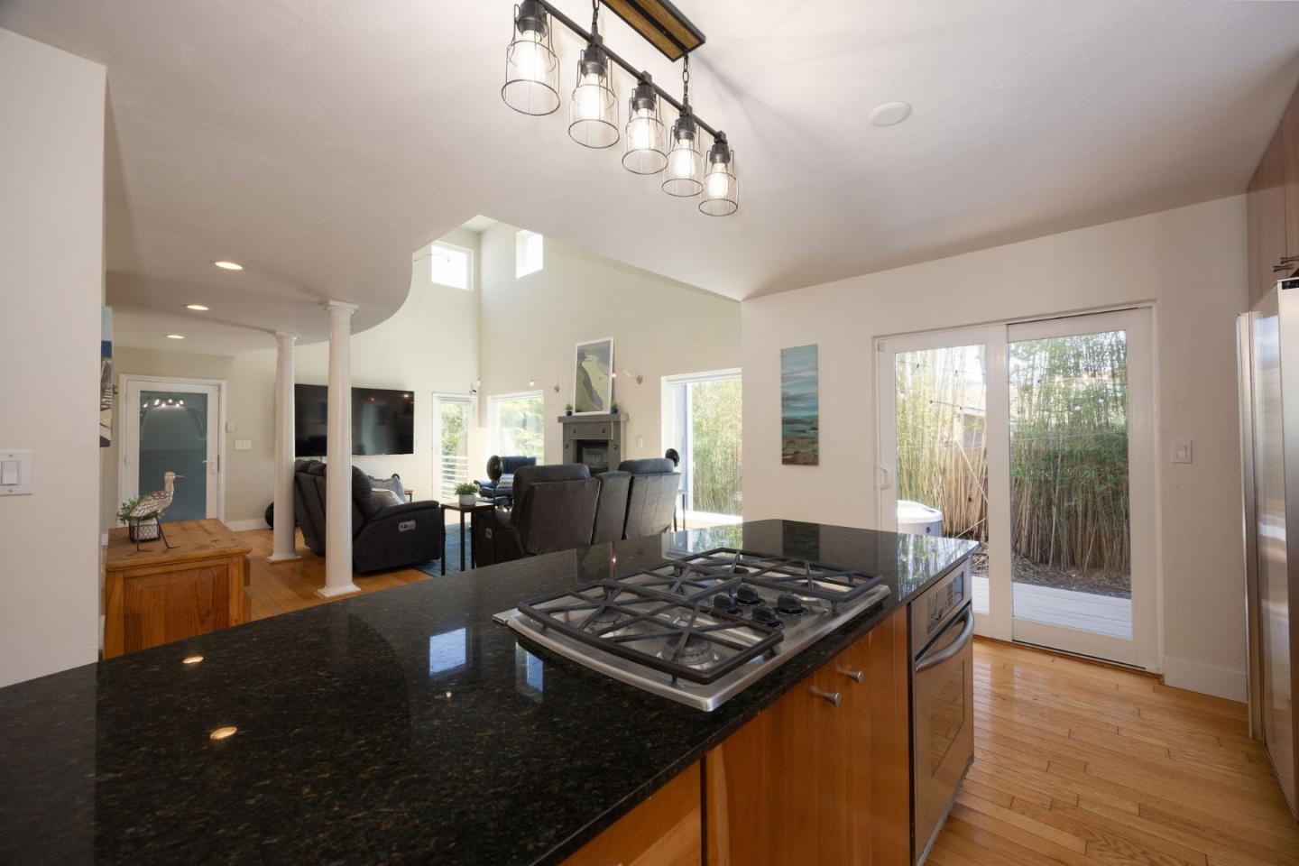 Detail Gallery Image 17 of 54 For 560 4th St, Montara,  CA 94037 - 3 Beds | 2/1 Baths