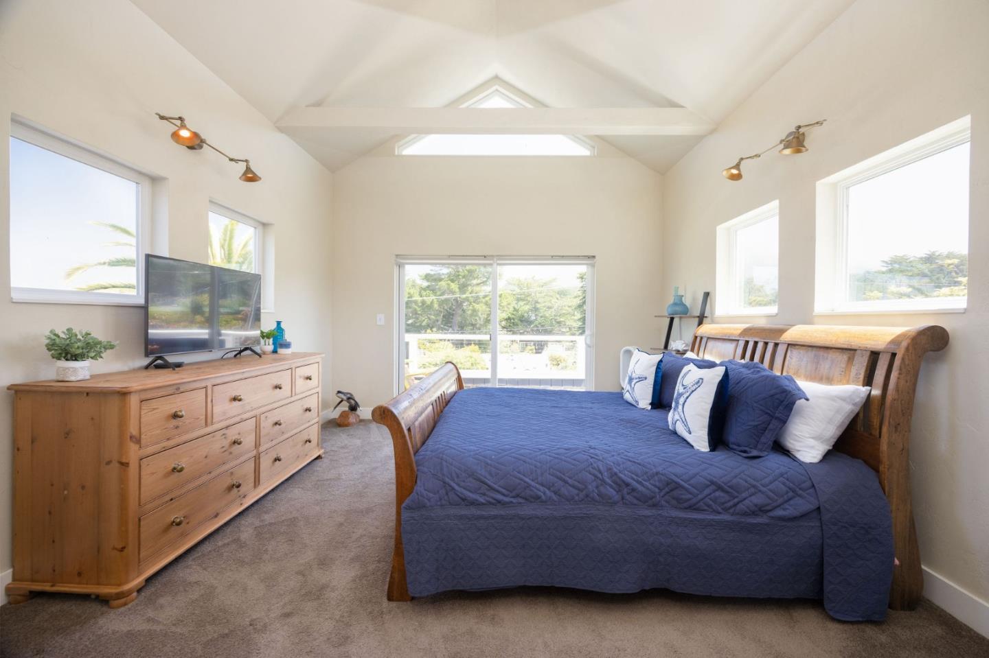 Detail Gallery Image 25 of 54 For 560 4th St, Montara,  CA 94037 - 3 Beds | 2/1 Baths