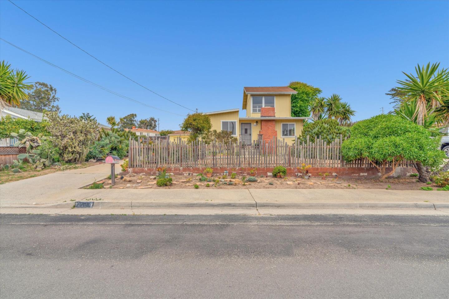 Detail Gallery Image 1 of 43 For 2086 Waring St, Seaside,  CA 93955 - 4 Beds | 2/1 Baths