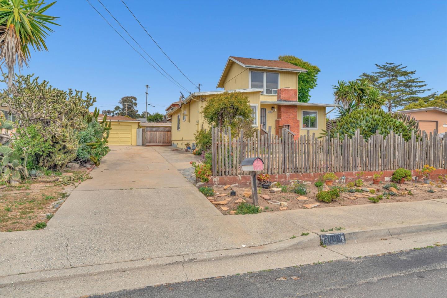 2086 Waring St, Seaside, CA 93955 photo 2