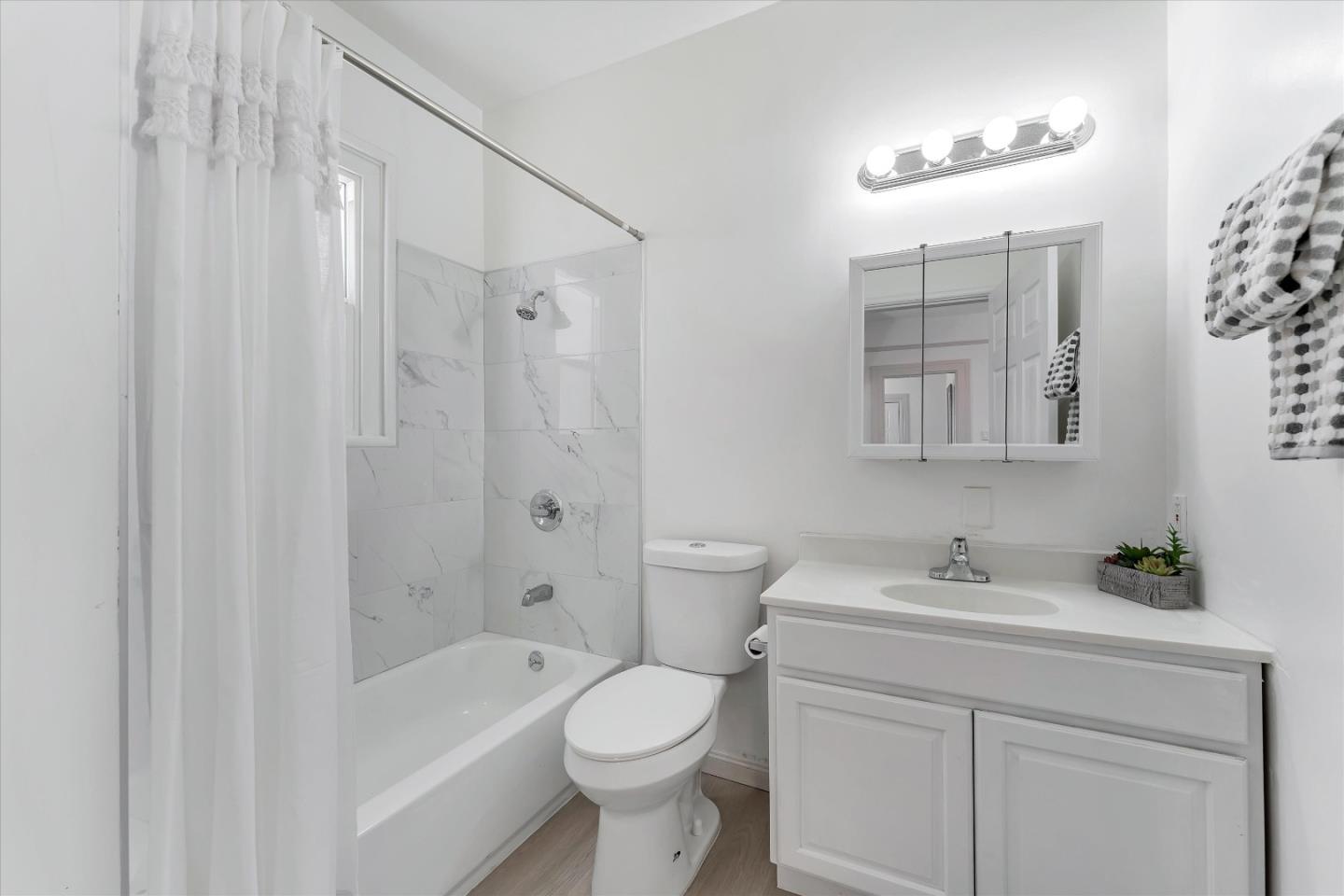 Detail Gallery Image 36 of 45 For 834 E 17th St, Oakland,  CA 94606 - 4 Beds | 2 Baths