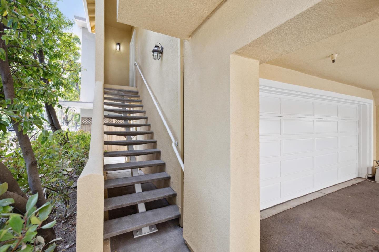 Detail Gallery Image 3 of 32 For 1408 El Camino Real #1,  Burlingame,  CA 94010 - 2 Beds | 2/1 Baths