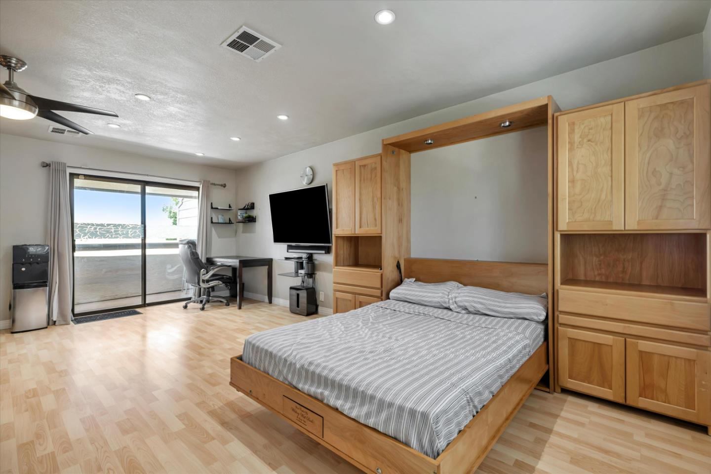 Detail Gallery Image 1 of 26 For 284 Stonegate Cir, San Jose,  CA 95110 - 1 Beds | 1 Baths