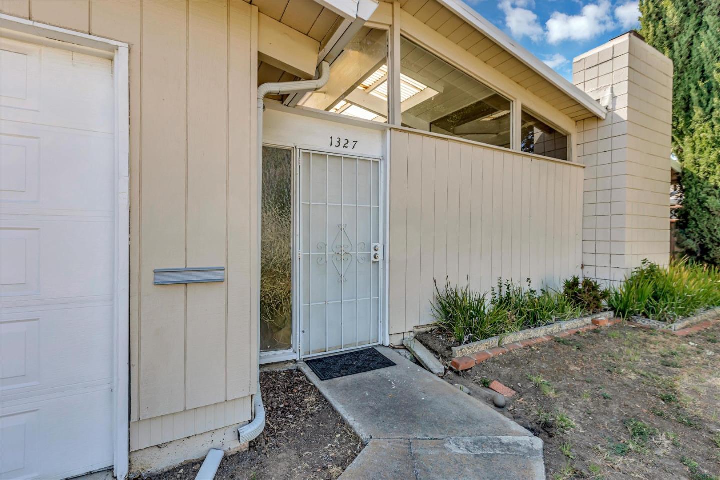 Detail Gallery Image 5 of 43 For 1327 Egret Dr, Sunnyvale,  CA 94087 - 4 Beds | 2/1 Baths