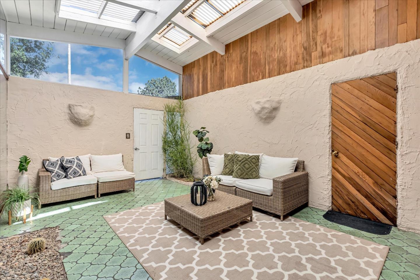 Detail Gallery Image 9 of 43 For 1327 Egret Dr, Sunnyvale,  CA 94087 - 4 Beds | 2/1 Baths