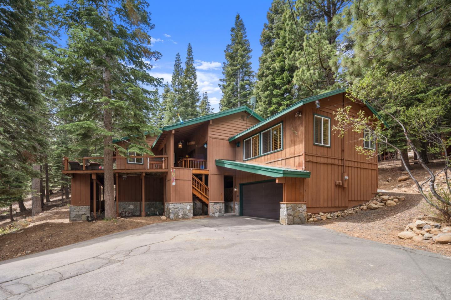 Detail Gallery Image 1 of 63 For 11592 Saint Bernard Dr, Truckee,  CA 96161 - 5 Beds | 4/1 Baths