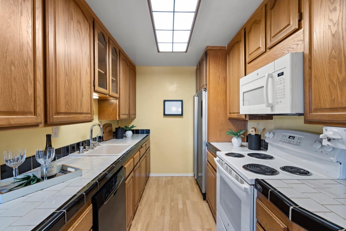 Detail Gallery Image 6 of 26 For 2464 W Bayshore Rd #3,  Palo Alto,  CA 94303 - 2 Beds | 1 Baths