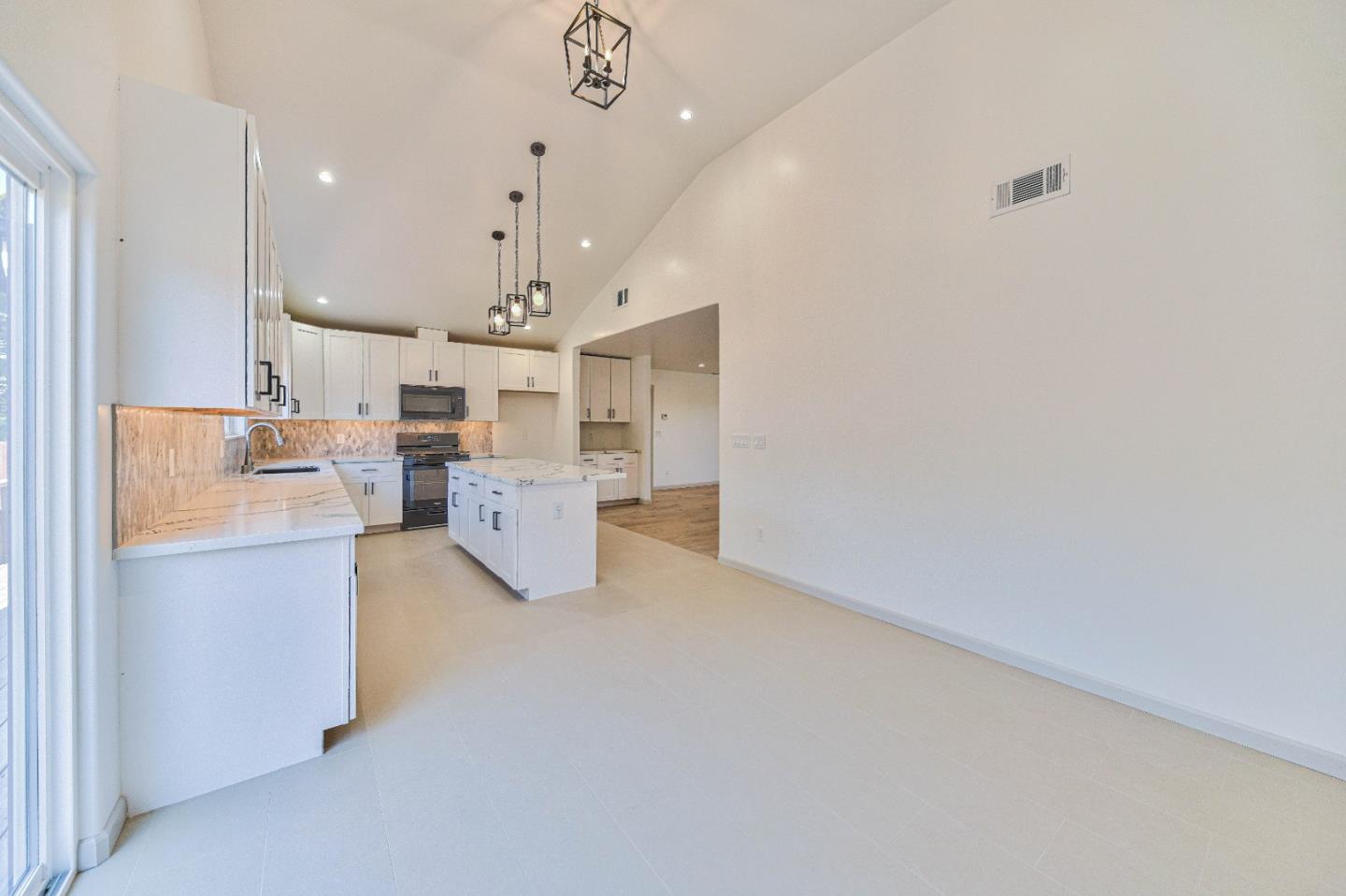 Detail Gallery Image 12 of 36 For 3020 Liberty Ct, Marina,  CA 93933 - 3 Beds | 2 Baths