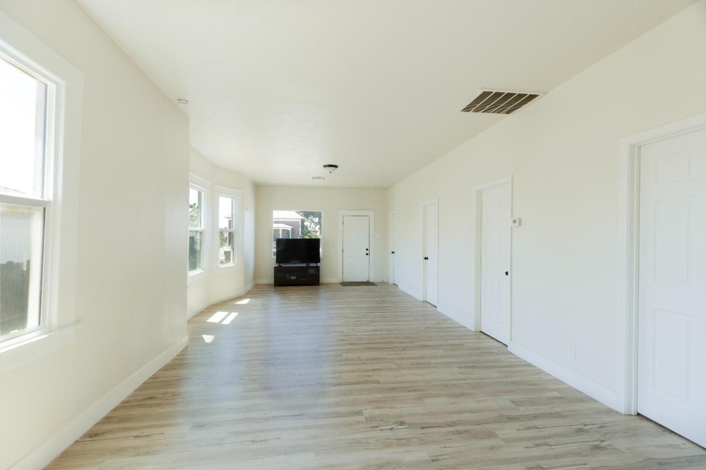 Detail Gallery Image 8 of 17 For 410 E 9th St, Hanford,  CA 93230 - 3 Beds | 2 Baths