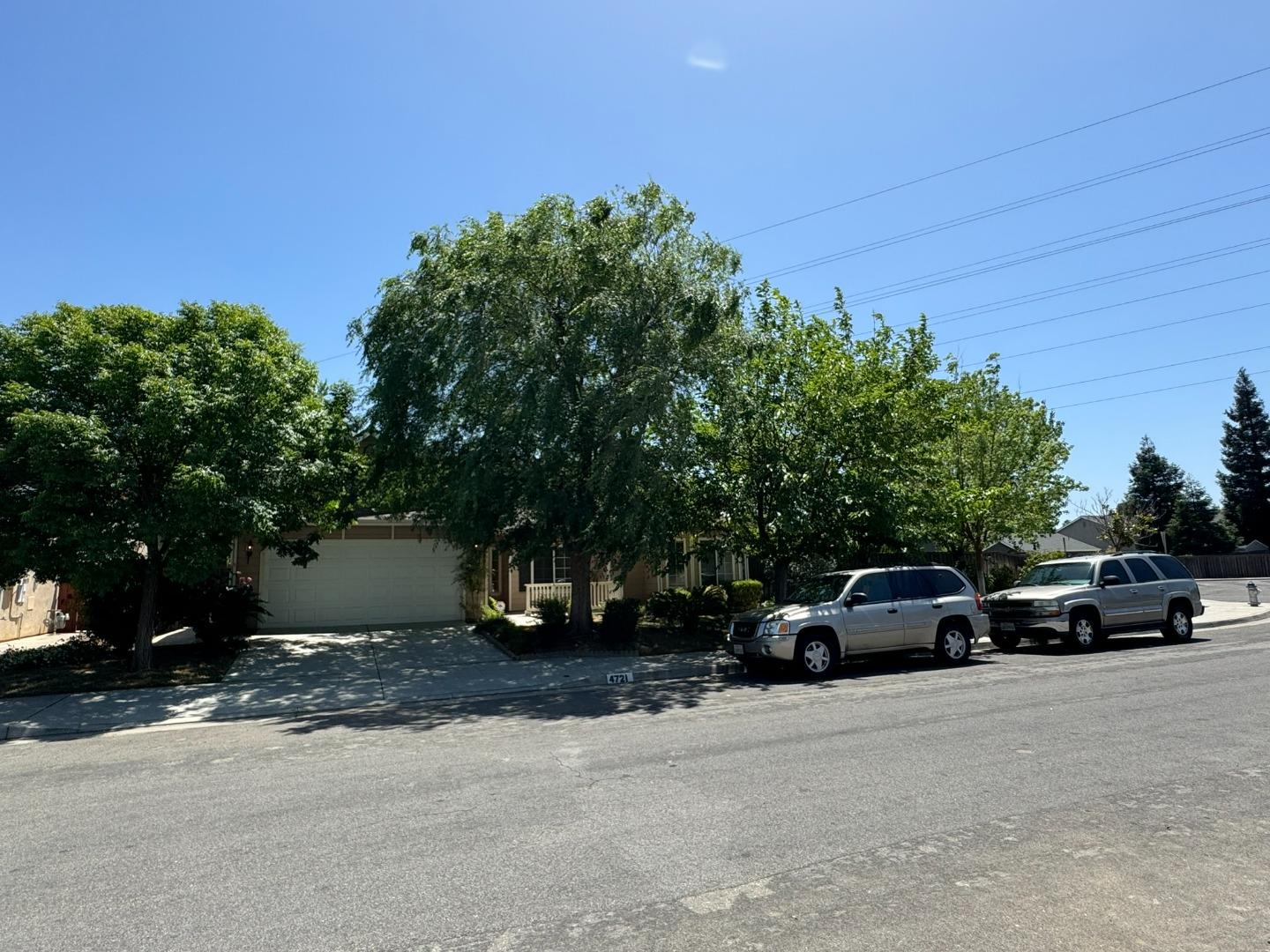 4721 W Celeste Ave, Fresno, CA 93722 photo 2