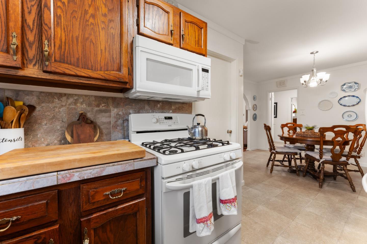 136 Arthur Rd, Watsonville, CA 95076 2 Beds 1 Baths (Contingent