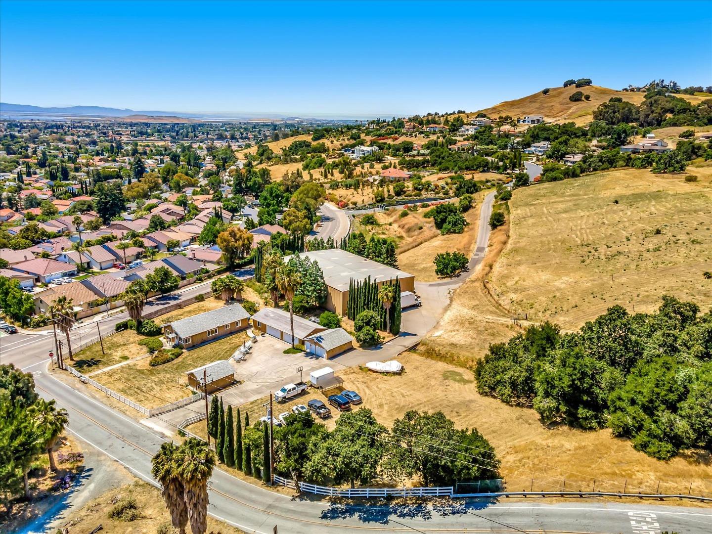 Detail Gallery Image 33 of 48 For 1995 Old Calaveras Rd, Milpitas,  CA 95035 - 3 Beds | 2 Baths