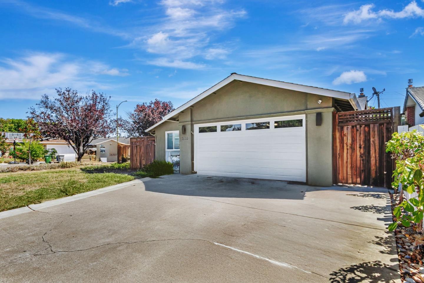 Detail Gallery Image 2 of 39 For 2466 Saint Lawrence Dr, San Jose,  CA 95124 - 3 Beds | 2 Baths