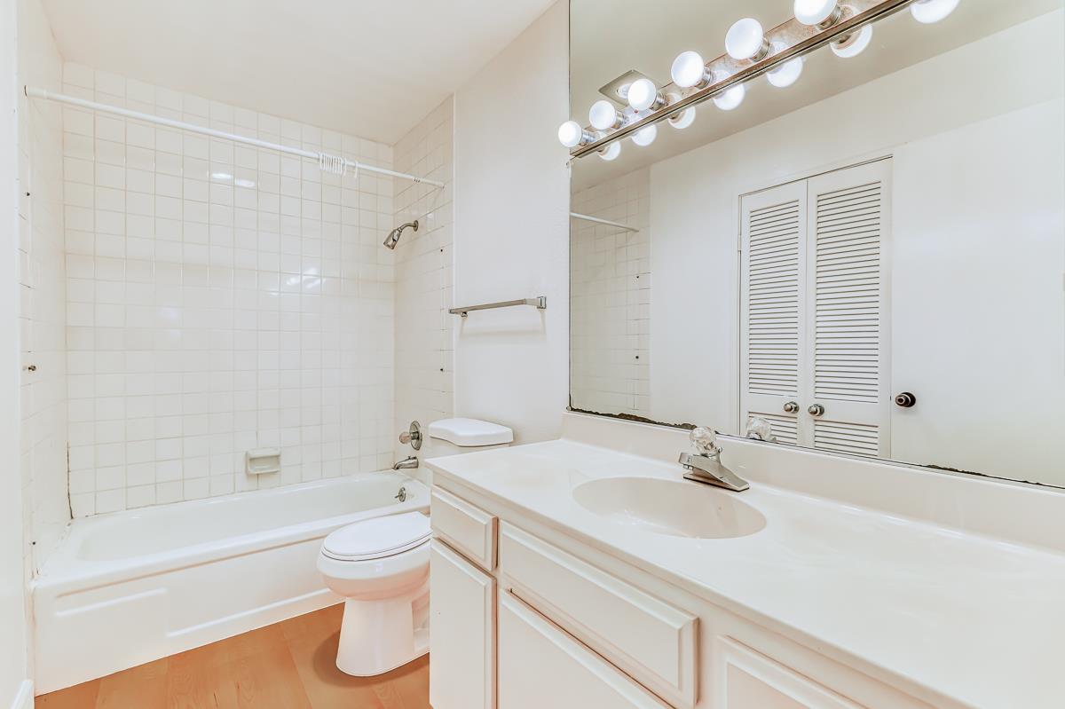 Detail Gallery Image 25 of 65 For 2140 Santa Cruz Ave #D105,  Menlo Park,  CA 94025 - 2 Beds | 2 Baths