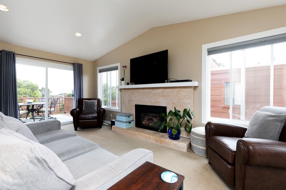 Detail Gallery Image 3 of 27 For 1207 Hoffman Ave, Monterey,  CA 93940 - 3 Beds | 2 Baths