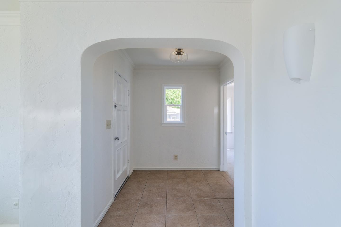 Detail Gallery Image 3 of 30 For 430 Hibiscus Ct, East Palo Alto,  CA 94303 - 4 Beds | 1/1 Baths