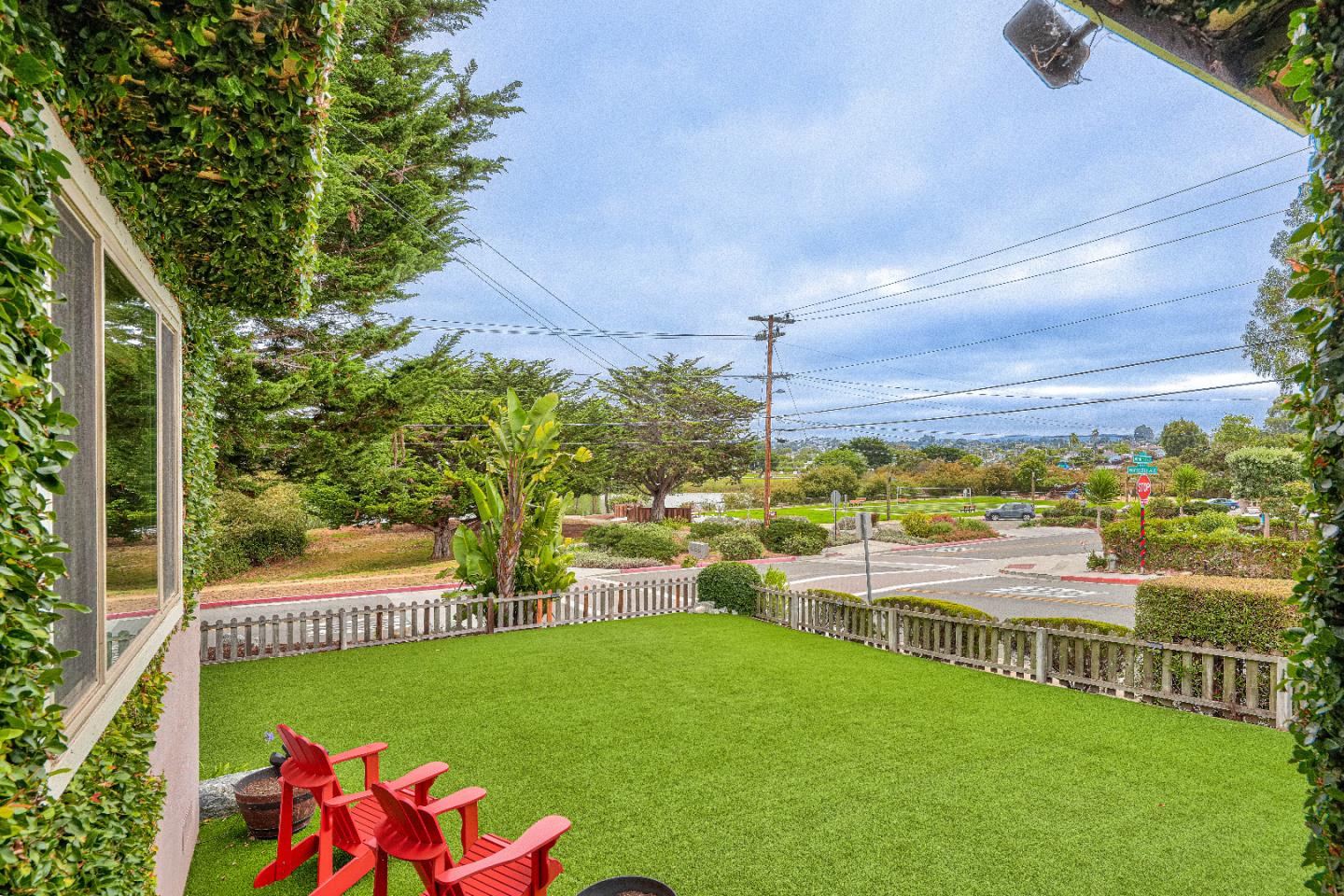 Detail Gallery Image 3 of 42 For 471 Montecito Ave, Monterey,  CA 93940 - 3 Beds | 3 Baths