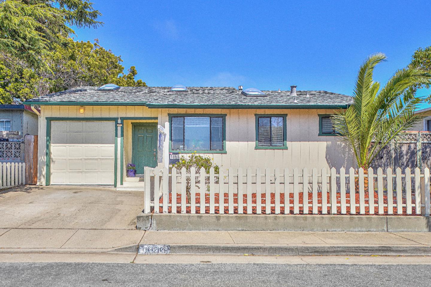 Detail Gallery Image 2 of 34 For 1868 Judson St, Seaside,  CA 93955 - 3 Beds | 2 Baths