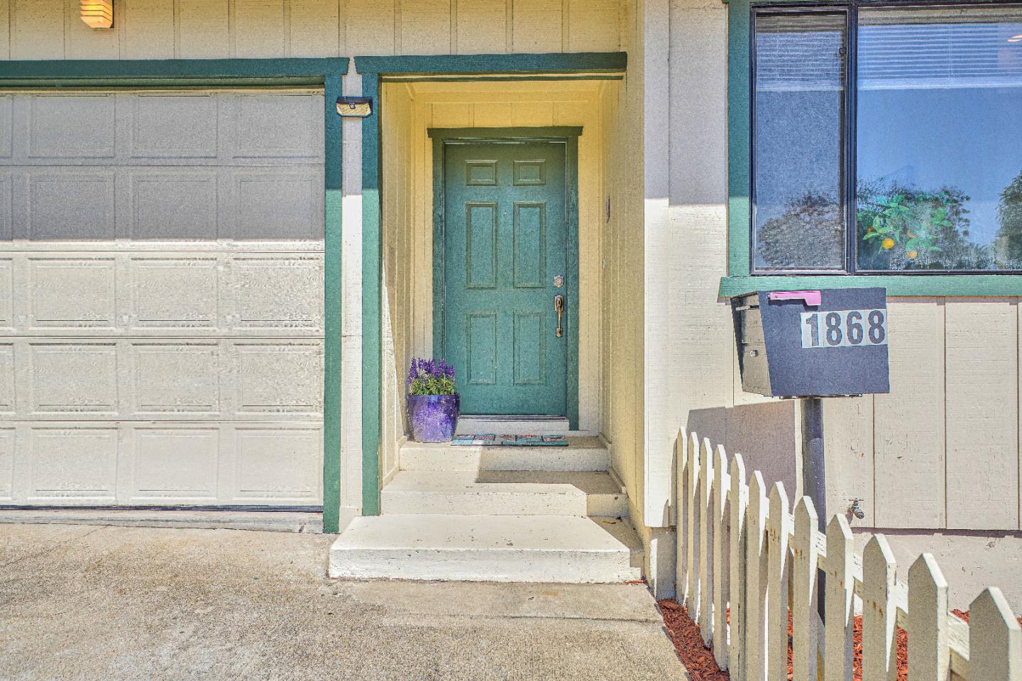 Detail Gallery Image 3 of 34 For 1868 Judson St, Seaside,  CA 93955 - 3 Beds | 2 Baths