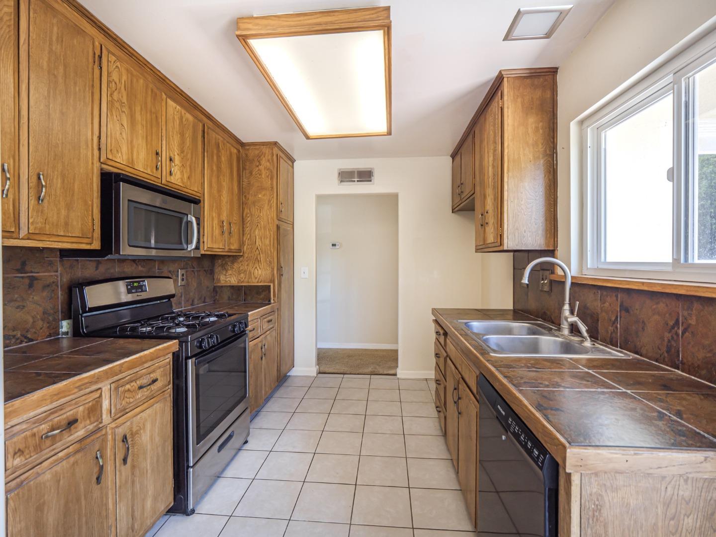 Detail Gallery Image 15 of 39 For 22367 Ortega Dr, Salinas,  CA 93908 - 3 Beds | 2 Baths