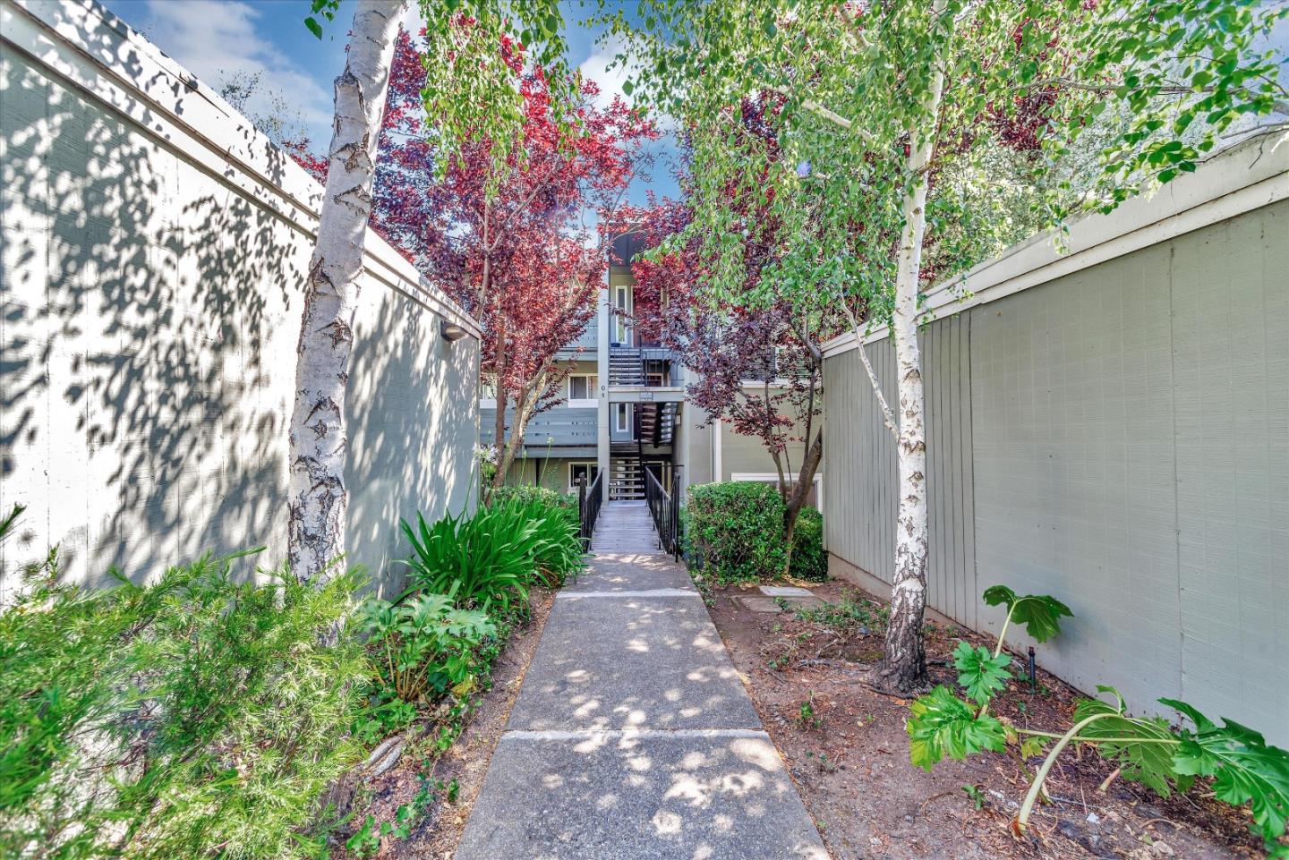 Detail Gallery Image 1 of 1 For 4012 Farm Hill Blvd #101,  Redwood City,  CA 94061 - 3 Beds | 2 Baths