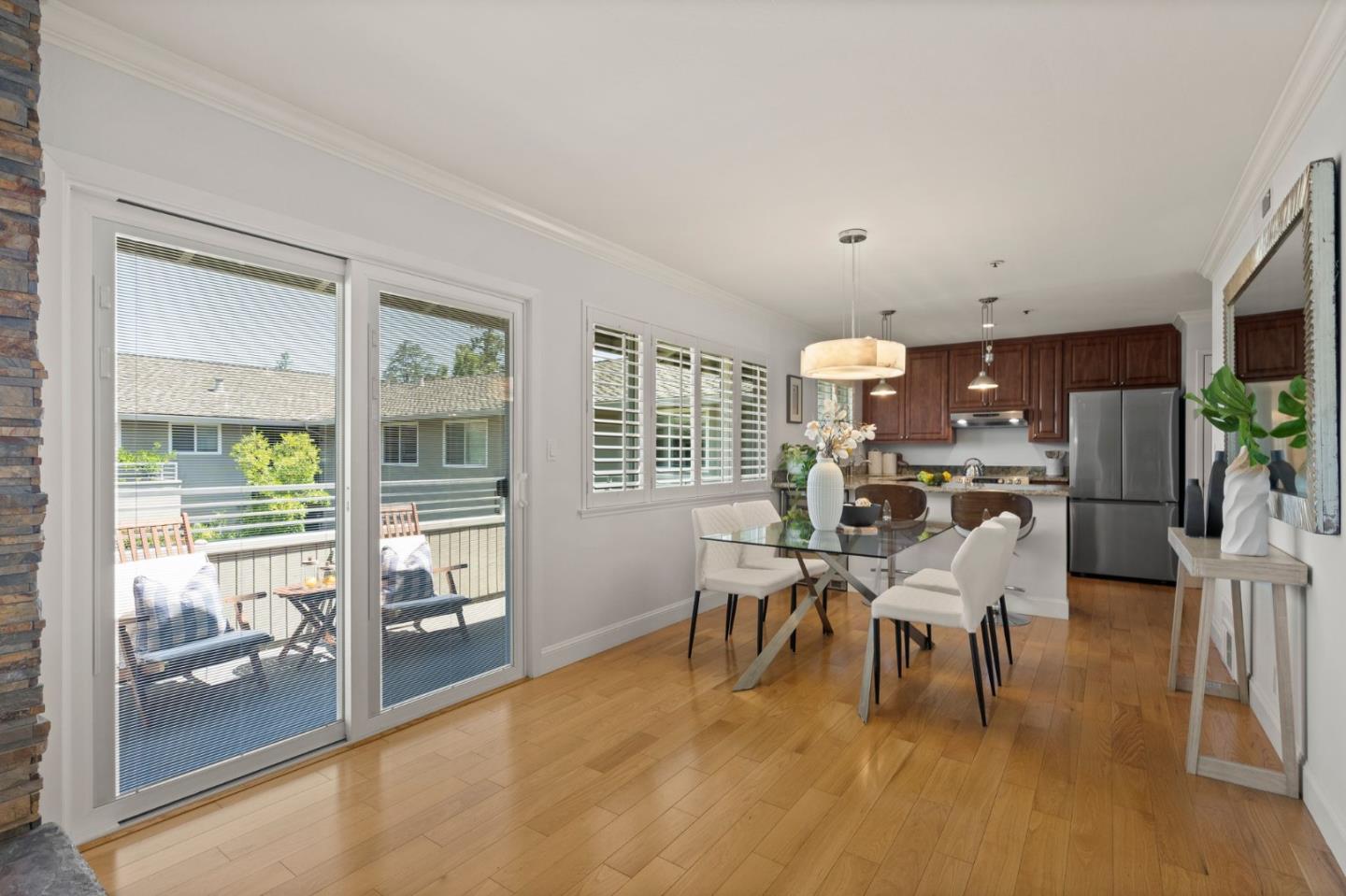 Detail Gallery Image 12 of 28 For 460 Lassen St #6,  Los Altos,  CA 94022 - 3 Beds | 2 Baths