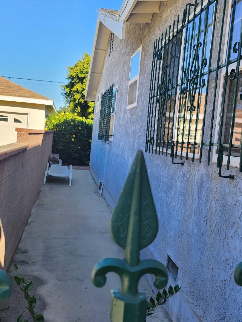 1513 W 124th St, West Athens, CA 90047 photo 4