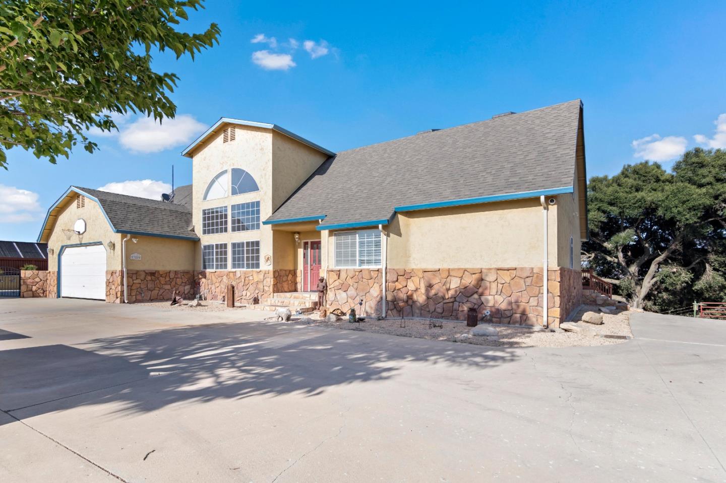 Detail Gallery Image 2 of 56 For 53800 Oasis Rd, King City,  CA 93930 - 4 Beds | 4/3 Baths