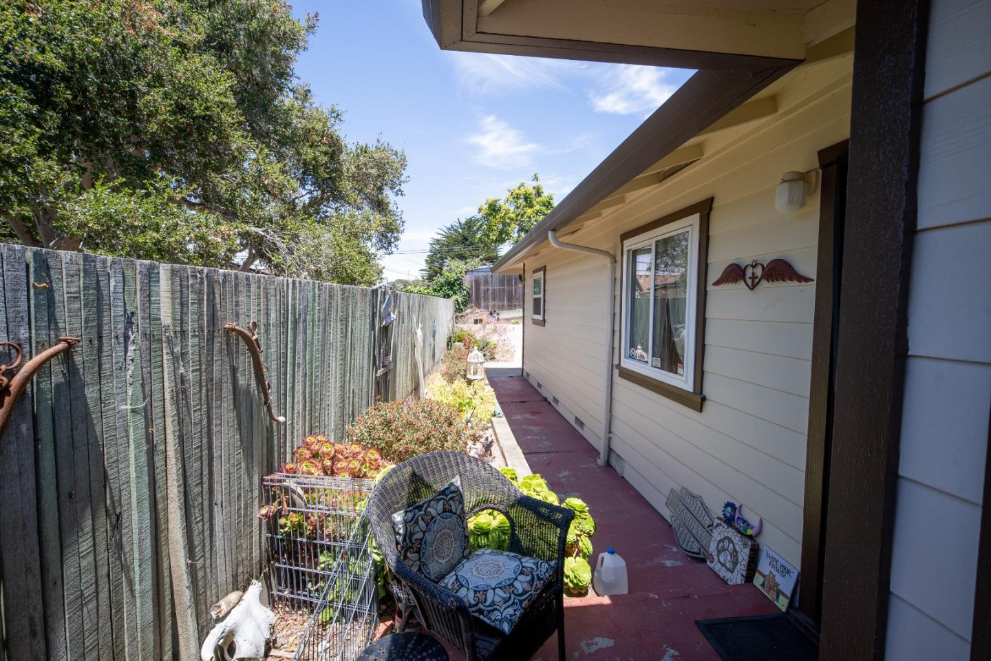 Detail Gallery Image 7 of 25 For 916 Rosita Rd, Del Rey Oaks,  CA 93940 - 4 Beds | 2 Baths