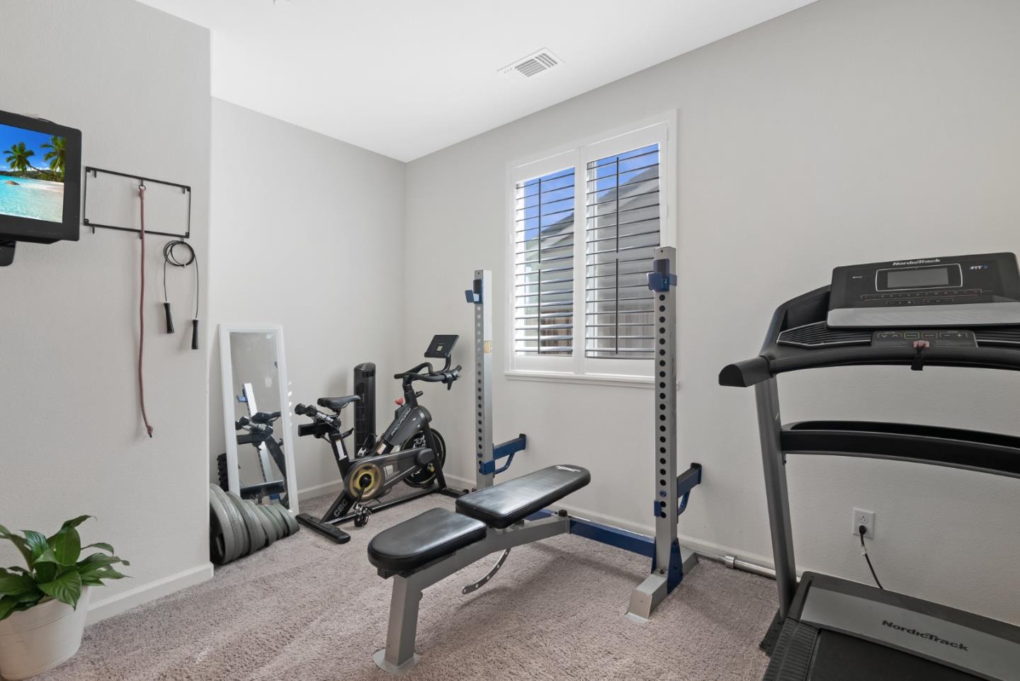 Detail Gallery Image 13 of 36 For 2770 Jackson Dr, Hollister,  CA 95023 - 4 Beds | 2/1 Baths