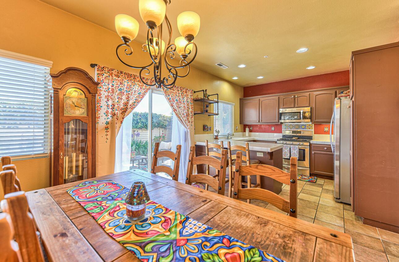 Detail Gallery Image 12 of 38 For 18193 Stonegate Ct, Salinas,  CA 93908 - 3 Beds | 2/1 Baths