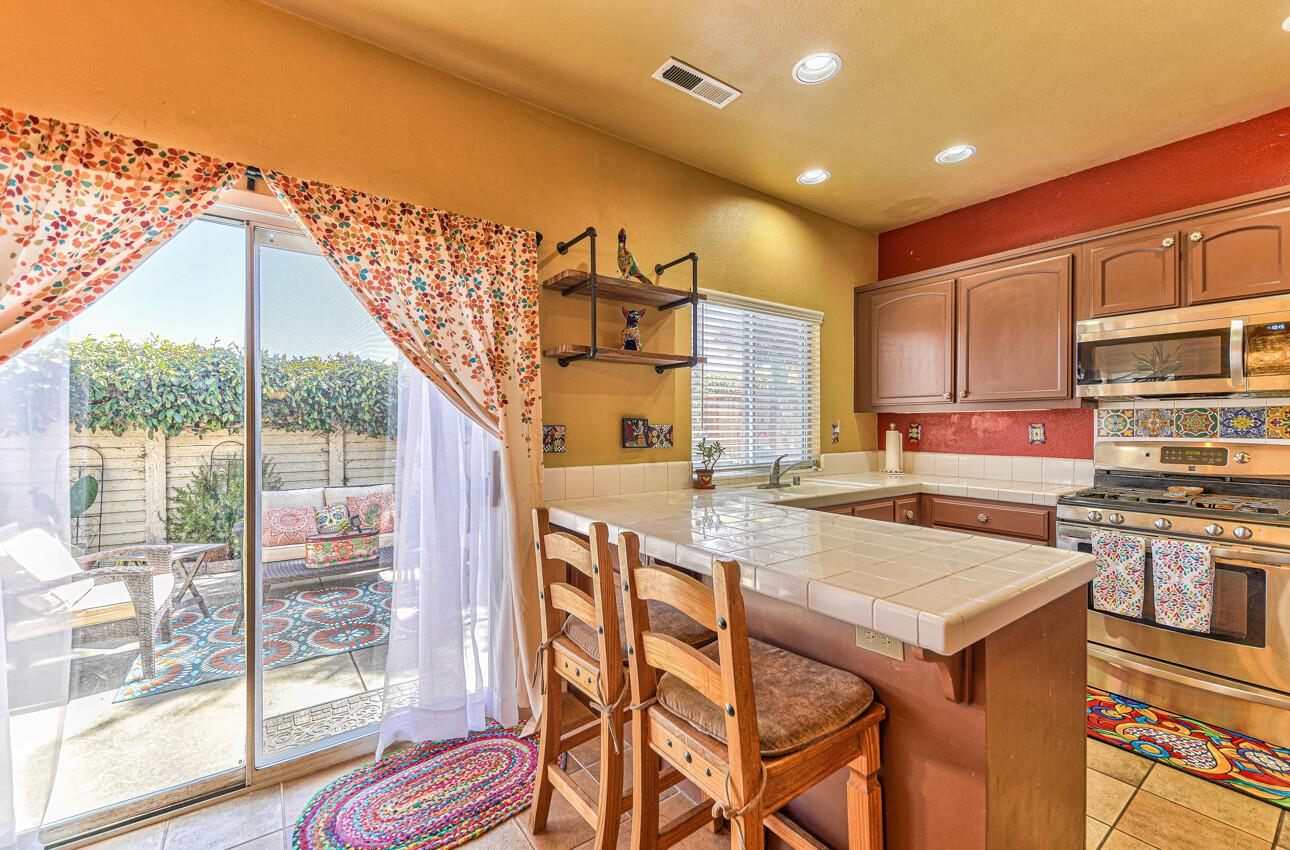 Detail Gallery Image 14 of 38 For 18193 Stonegate Ct, Salinas,  CA 93908 - 3 Beds | 2/1 Baths