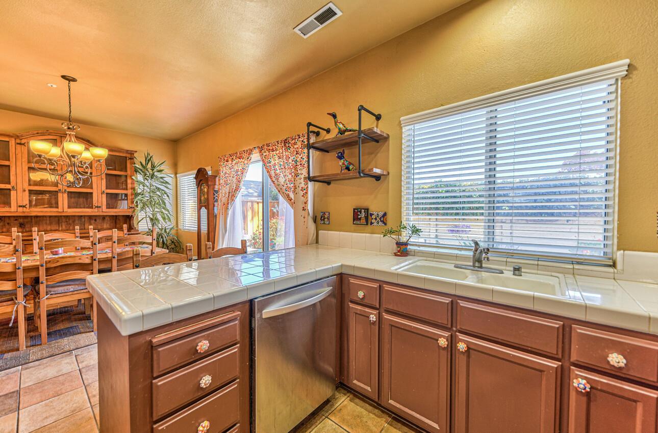 Detail Gallery Image 15 of 38 For 18193 Stonegate Ct, Salinas,  CA 93908 - 3 Beds | 2/1 Baths