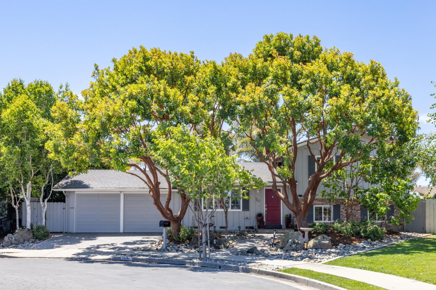 Detail Gallery Image 1 of 1 For 20 Dickens Cir, Salinas,  CA 93901 - 3 Beds | 3 Baths