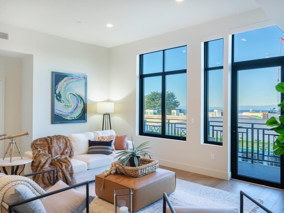 Detail Gallery Image 3 of 14 For 542 Lighthouse Ave #301,  Pacific Grove,  CA 93950 - 2 Beds | 2/1 Baths