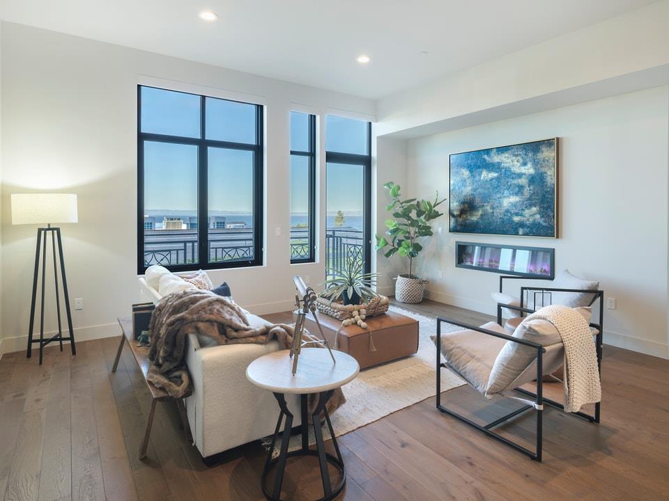 Detail Gallery Image 4 of 14 For 542 Lighthouse Ave #301,  Pacific Grove,  CA 93950 - 2 Beds | 2/1 Baths