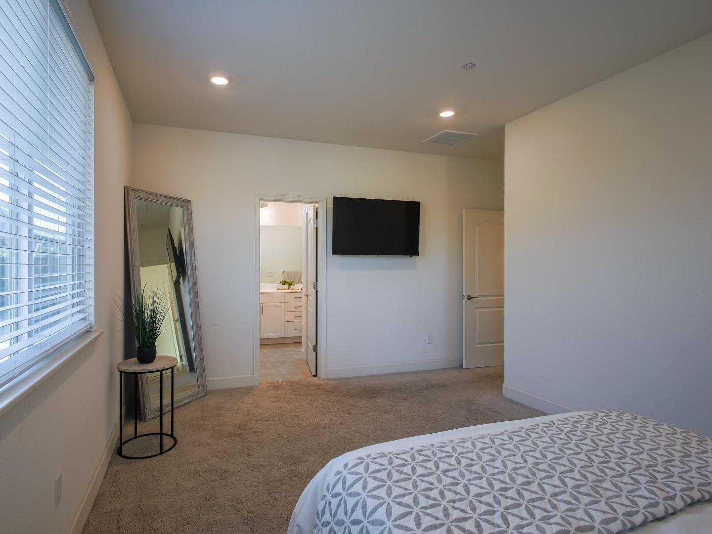 Detail Gallery Image 16 of 21 For 874 Fulton Way, Hollister,  CA 95023 - 4 Beds | 2/1 Baths