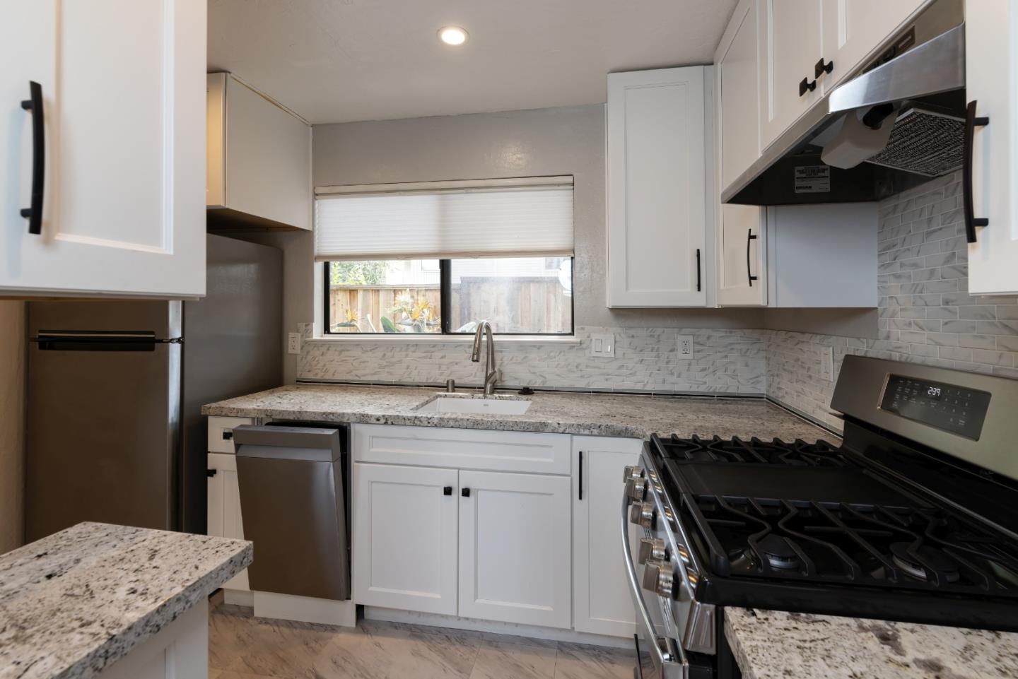 Detail Gallery Image 9 of 28 For 1200 Capitola Rd #24,  Santa Cruz,  CA 95062 - 3 Beds | 1/1 Baths