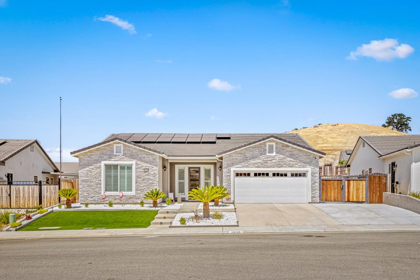 Detail Gallery Image 1 of 44 For 20155 Siena Dr, Friant,  CA 93626 - 3 Beds | 2 Baths